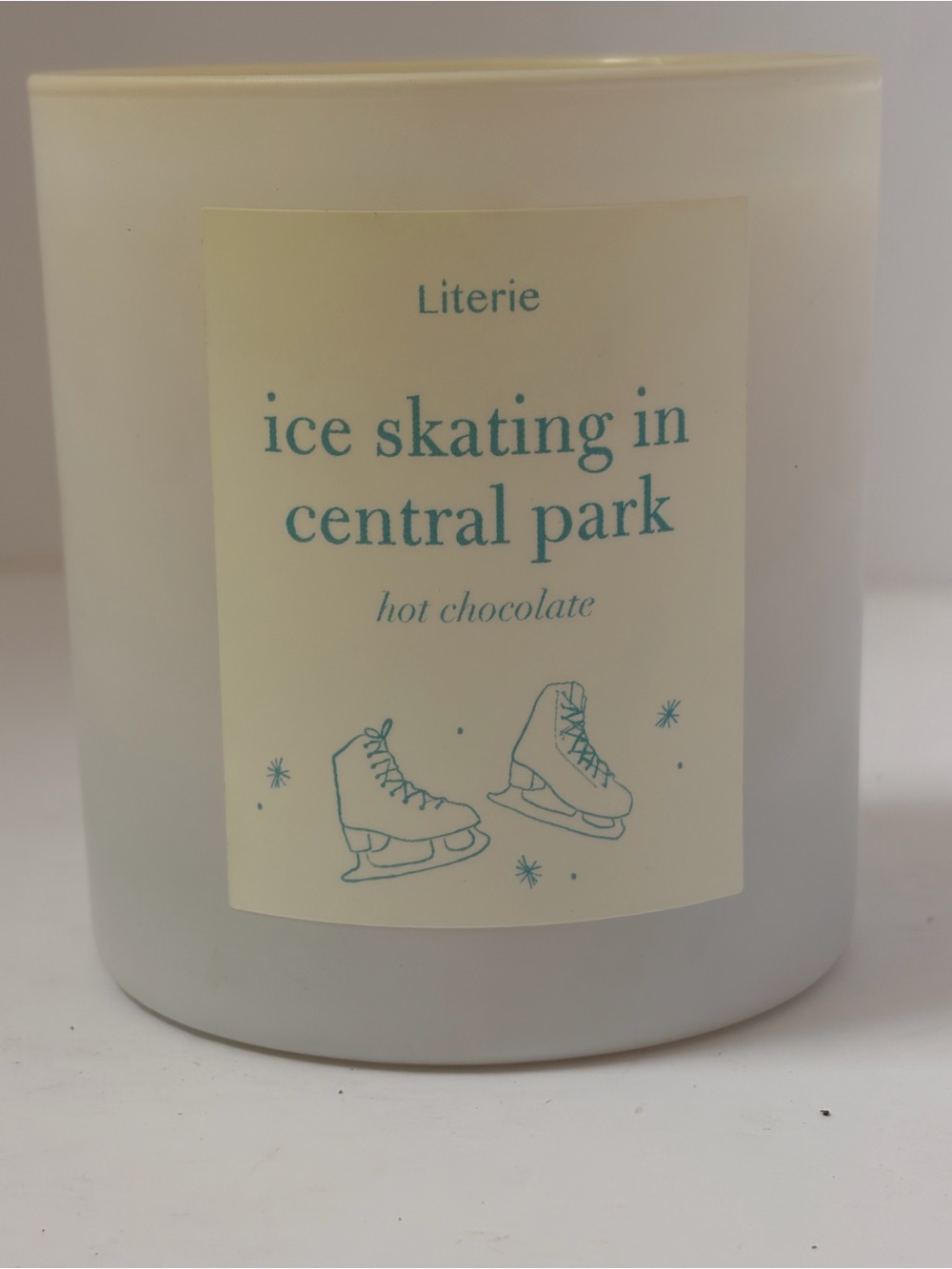 Literie Ice Skating in Central Park Hot Chocolate Scented Candle - White